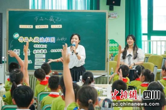 同學(xué)們積極舉手參與。成都市草堂小學(xué)。供圖 同學(xué)們積極舉手參與。成都市草堂小學(xué)。供圖