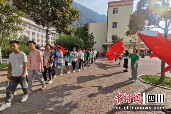 考生在考點外等候入場。汶川縣委宣傳部供圖 考生在考點外等候入場。汶川縣委宣傳部供圖