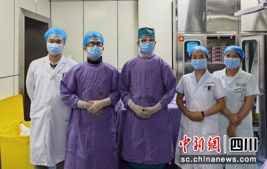 封堵術手術醫生合影。榮縣融媒 供圖 封堵術手術醫生合影。榮縣融媒 供圖