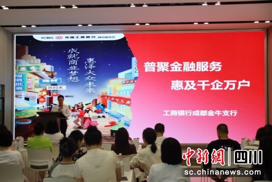 正在進行主題演講。岳樂 攝 正在進行主題演講。岳樂 攝