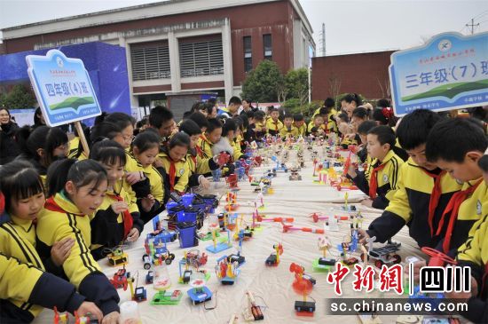 營山縣西城實驗小學校首屆“春之花”科技節展示活動現場。鄒剛 攝 營山縣西城實驗小學校首屆“春之花”科技節展示活動現場。鄒剛 攝