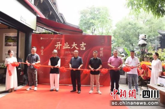 嘉賓為新店剪彩。鮑安華 攝 嘉賓為新店剪彩。鮑安華 攝