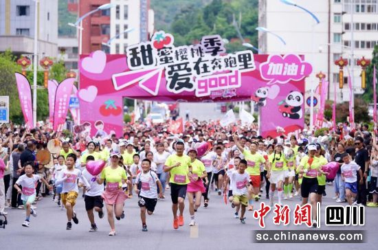 1314甜蜜跑浪漫開跑。汶川縣委宣傳部供圖 1314甜蜜跑浪漫開跑。汶川縣委宣傳部供圖