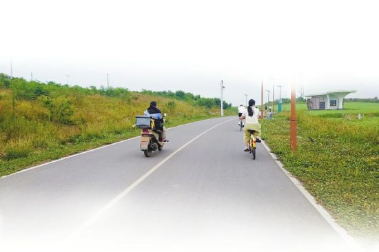 有人駕駛摩托車行駛在天府綠道上 有人駕駛摩托車行駛在天府綠道上