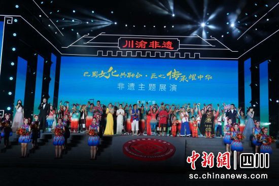川渝非遺文化展演活動現(xiàn)場。廣安市文化廣播電視和旅游局供圖 川渝非遺文化展演活動現(xiàn)場。廣安市文化廣播電視和旅游局供圖