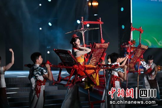 抬滑竿表演。廣安市文化廣播電視和旅游局供圖 抬滑竿表演。廣安市文化廣播電視和旅游局供圖