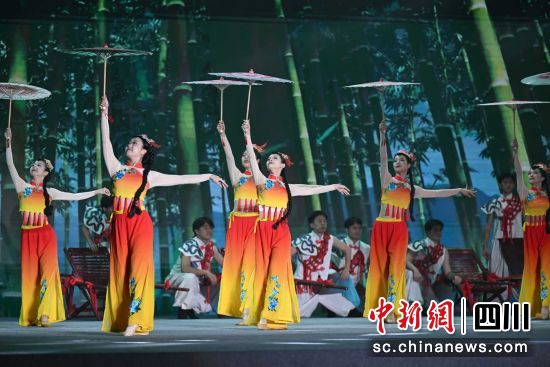 川渝非遺文化展演活動現(xiàn)場。廣安市文化廣播電視和旅游局供圖 川渝非遺文化展演活動現(xiàn)場。廣安市文化廣播電視和旅游局供圖