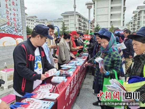 在社區宣傳。四川省戒毒管理局 供圖 在社區宣傳。四川省戒毒管理局 供圖