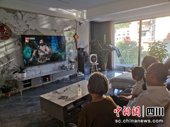 市民在家中收看卡酷少兒衛(wèi)視首播的動(dòng)畫(huà)片《少年禹傳奇》。 北川縣委宣傳部供圖 市民在家中收看卡酷少兒衛(wèi)視首播的動(dòng)畫(huà)片《少年禹傳奇》。 北川縣委宣傳部供圖