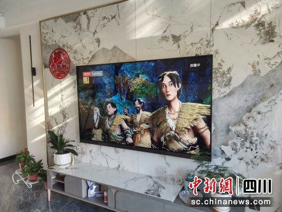 電視上正在播出動(dòng)畫(huà)片《少年禹傳奇》。 北川縣委宣傳部供圖 電視上正在播出動(dòng)畫(huà)片《少年禹傳奇》。 北川縣委宣傳部供圖