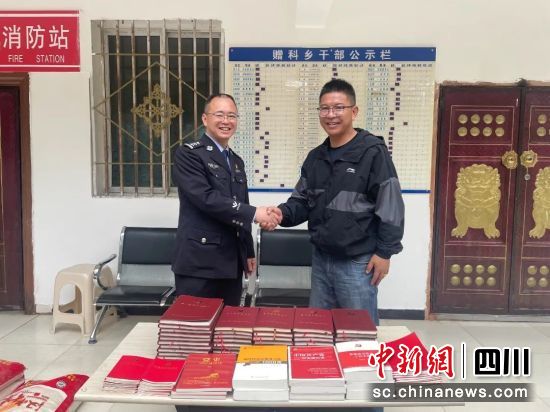 捐贈(zèng)現(xiàn)場(chǎng)。四川省戒毒管理局 供圖 捐贈(zèng)現(xiàn)場(chǎng)。四川省戒毒管理局 供圖