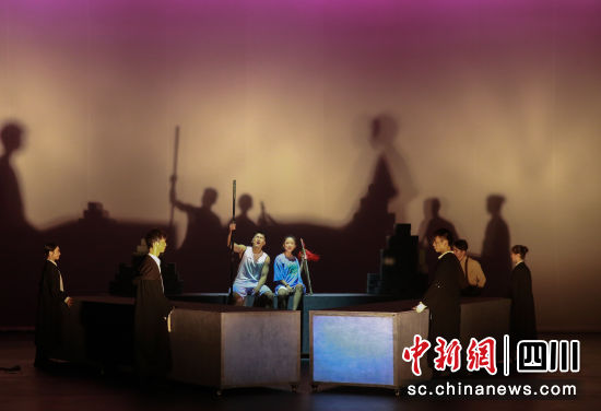 音樂劇《100》演出現場。(武侯音產公司 供圖) 音樂劇《100》演出現場。(武侯音產公司 供圖)