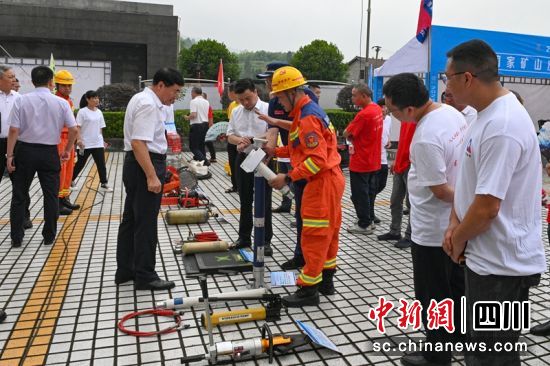 救援裝備展示區吸引了不少企業職工等現場了解。記者 劉忠俊 攝 救援裝備展示區吸引了不少企業職工等現場了解。記者 劉忠俊 攝