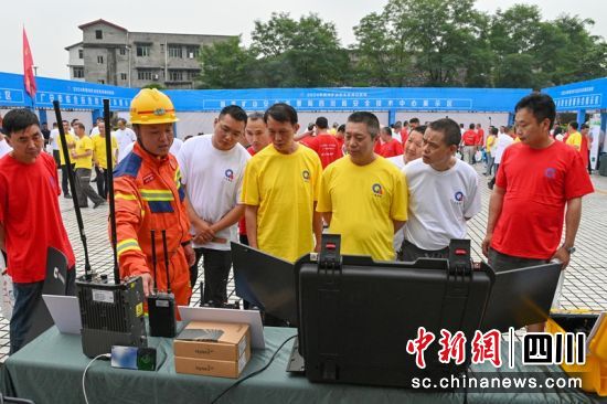 先進救援裝備吸引礦山工人們關注。記者 劉忠俊 攝 先進救援裝備吸引礦山工人們關注。記者 劉忠俊 攝