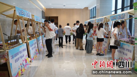 活動(dòng)現(xiàn)場(chǎng)設(shè)江安特產(chǎn)展示區(qū)。江安縣融媒體中心供圖 活動(dòng)現(xiàn)場(chǎng)設(shè)江安特產(chǎn)展示區(qū)。江安縣融媒體中心供圖