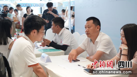 雙選會(huì)現(xiàn)場(chǎng)。江安縣融媒體中心供圖 雙選會(huì)現(xiàn)場(chǎng)。江安縣融媒體中心供圖
