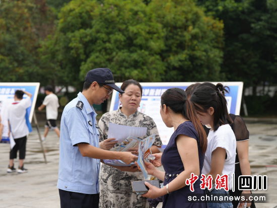 民警向市民講解防范電信網絡詐騙相關知識。 三臺縣公安局供圖 民警向市民講解防范電信網絡詐騙相關知識。 三臺縣公安局供圖
