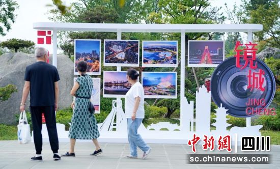 參賽攝影作品吸引觀眾駐足。 (成都時代出版社 供圖) 參賽攝影作品吸引觀眾駐足。 (成都時代出版社 供圖)