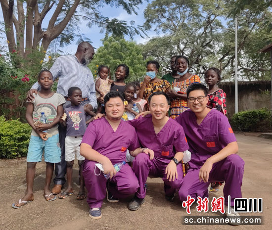賴春林(右一)與康復出院的患者一家合影。受訪者供圖 賴春林(右一)與康復出院的患者一家合影。受訪者供圖