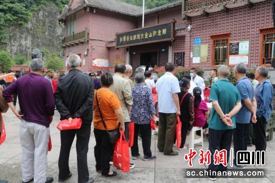 義診現場。西寧聯勤保障中心第九四五醫院供圖 義診現場。西寧聯勤保障中心第九四五醫院供圖