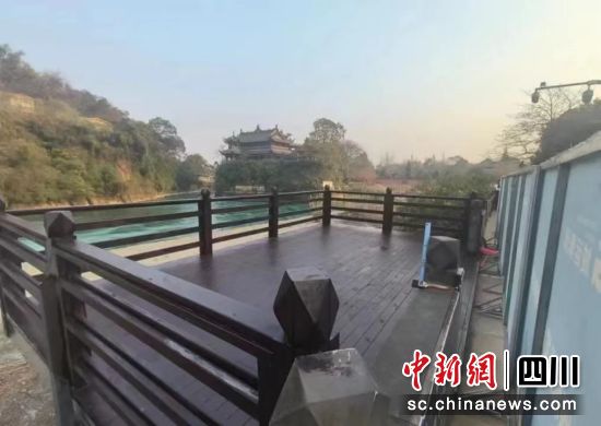 都江堰景區內修繕一新的觀景平臺。都江堰市都江圣源旅游有限公司供圖 都江堰景區內修繕一新的觀景平臺。都江堰市都江圣源旅游有限公司供圖