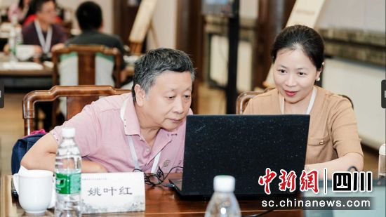 評審現場。成都市青少年書畫傳習大會供圖 評審現場。成都市青少年書畫傳習大會供圖