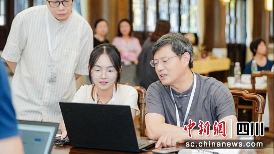 評審現場。成都市青少年書畫傳習大會供圖 評審現場。成都市青少年書畫傳習大會供圖