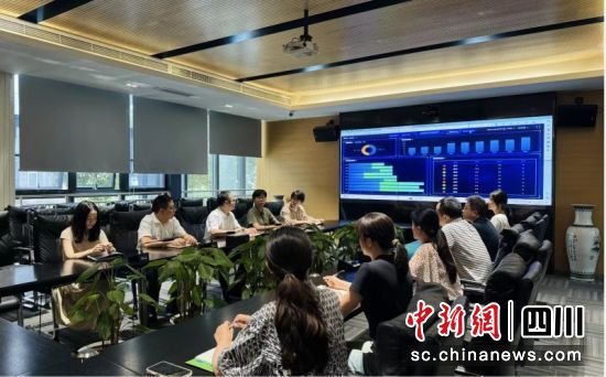 正圍坐在一起展開交流探討。黃成薇 攝 正圍坐在一起展開交流探討。黃成薇 攝