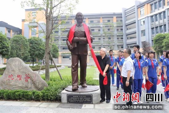 塑像揭幕現場。郫都區融媒體中心 供圖 塑像揭幕現場。郫都區融媒體中心 供圖