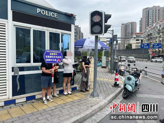 交通違法者被勸導(dǎo)后現(xiàn)場舉牌。 綿陽公安交警直屬四大隊(duì)供圖 交通違法者被勸導(dǎo)后現(xiàn)場舉牌。 綿陽公安交警直屬四大隊(duì)供圖