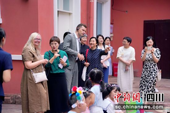 中外嘉賓實地參訪現場。成都市外辦供圖 中外嘉賓實地參訪現場。成都市外辦供圖