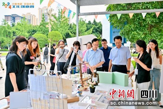 四川文化產業職業學院領導與嘉賓正在參觀展覽。四川文化產業職業學院 供圖 四川文化產業職業學院領導與嘉賓正在參觀展覽。四川文化產業職業學院 供圖