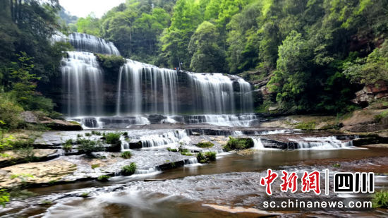 黃荊老林三練攤瀑布。古藺縣委宣傳部供圖 黃荊老林三練攤瀑布。古藺縣委宣傳部供圖
