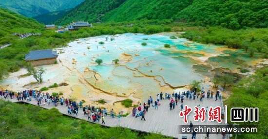 黃龍景區美景。黃龍景區供圖 黃龍景區美景。黃龍景區供圖
