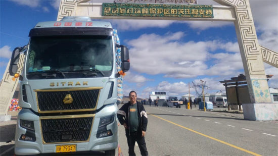 圖為蔡師傅在珠峰保護區大門 圖為蔡師傅在珠峰保護區大門