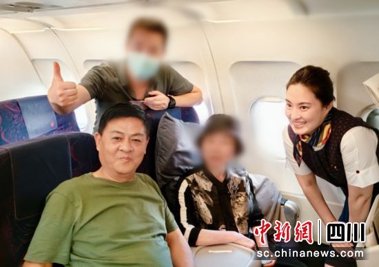李康仁(左一)、乘務員和獲救乘客、家屬合影。成都市第三人民醫院 供圖 李康仁(左一)、乘務員和獲救乘客、家屬合影。成都市第三人民醫院 供圖