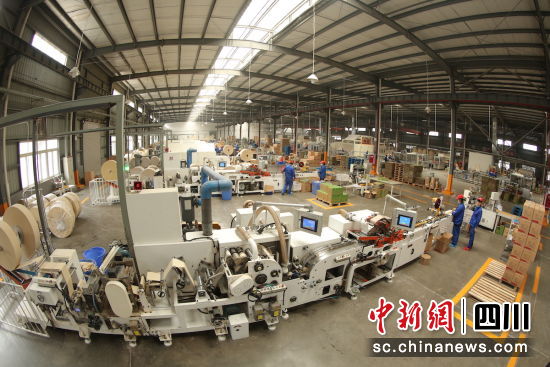 雅詩紙業(yè)生產(chǎn)車間。賈佳 攝 雅詩紙業(yè)生產(chǎn)車間。賈佳 攝