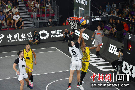 6月22日晚,2024國際籃聯(lián)三人籃球成都大師賽在四川成都交子音樂廣場(chǎng)舉行。圖為貝爾格萊德游擊隊(duì)(白衣)對(duì)陣圣胡安教堂隊(duì)。 中新社記者 張浪 攝 6月22日晚,2024國際籃聯(lián)三人籃球成都大師賽在四川成都交子音樂廣場(chǎng)舉行。圖為貝爾格萊德游擊隊(duì)(白衣)對(duì)陣圣胡安教堂隊(duì)。 中新社記者 張浪 攝