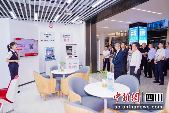 嘉賓在成都天府國際機場中國銀行境外來賓支付中心參觀體驗。四川中行 供圖 嘉賓在成都天府國際機場中國銀行境外來賓支付中心參觀體驗。四川中行 供圖