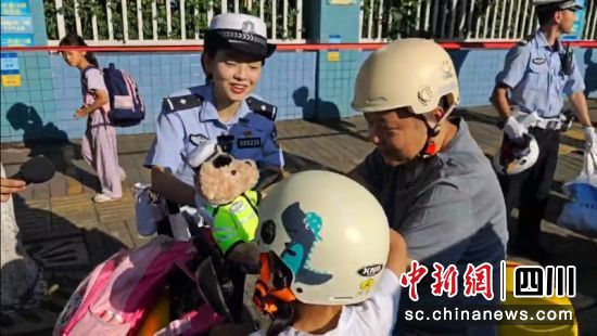 一起護航學生安全。成都交警四分局 供圖 一起護航學生安全。成都交警四分局 供圖