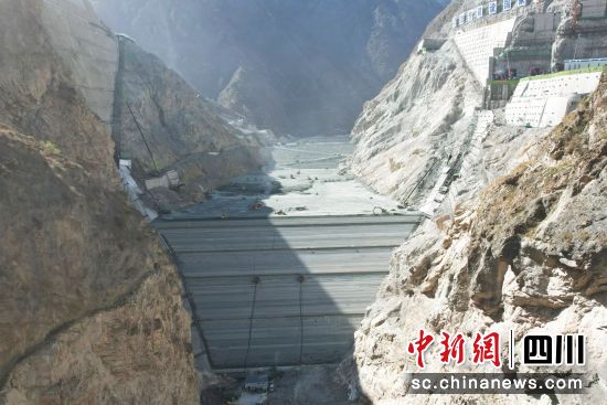 拉哇電站大壩填筑現場。華電金上公司供圖 拉哇電站大壩填筑現場。華電金上公司供圖