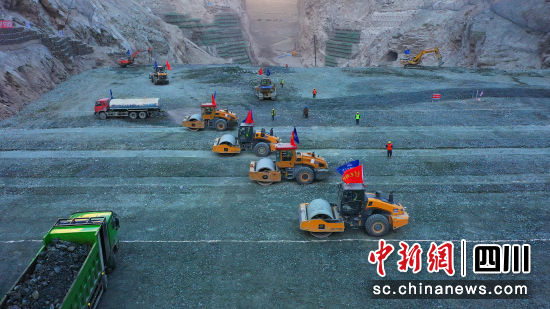 拉哇水電站大壩碾壓。華電金上公司供圖 拉哇水電站大壩碾壓。華電金上公司供圖