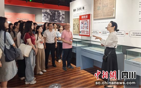綿陽城市學院的老師們參觀王右木紀念館。 綿陽城市學院供圖 綿陽城市學院的老師們參觀王右木紀念館。 綿陽城市學院供圖