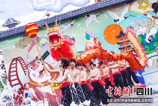 綿陽方特“水龍大秀”主題表演。 綿陽方特供圖 綿陽方特“水龍大秀”主題表演。 綿陽方特供圖