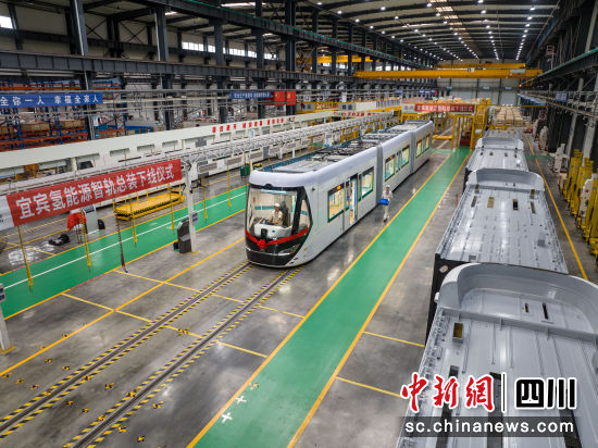 即將投入運(yùn)營(yíng)的首列氫能源智軌電車。莊歌爾 攝 即將投入運(yùn)營(yíng)的首列氫能源智軌電車。莊歌爾 攝
