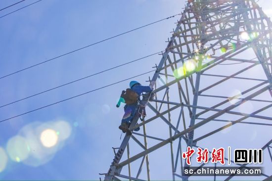 烈日下檢修班人員登塔對35千伏福美線進(jìn)行檢修作業(yè)。王鴻飛 攝 烈日下檢修班人員登塔對35千伏福美線進(jìn)行檢修作業(yè)。王鴻飛 攝