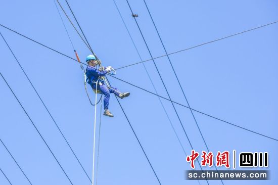 烈日下檢修班人員在空中對輸電線路進(jìn)行檢修作業(yè)。王鴻飛 攝 烈日下檢修班人員在空中對輸電線路進(jìn)行檢修作業(yè)。王鴻飛 攝
