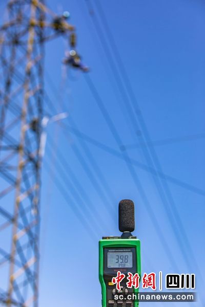 檢修人員正在高溫天氣下開展輸電線路檢修作業(yè)。王鴻飛 攝 檢修人員正在高溫天氣下開展輸電線路檢修作業(yè)。王鴻飛 攝