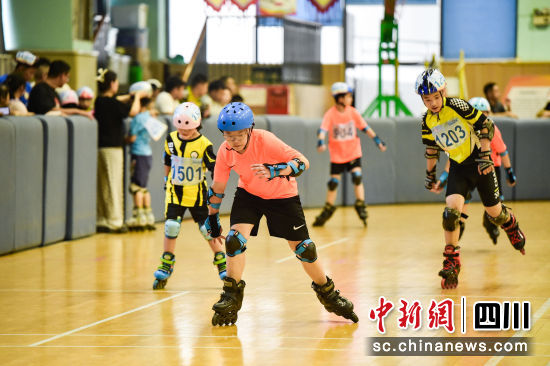 特奧輪滑比賽現(xiàn)場。青羊區(qū)特殊教育學(xué)校供圖 特奧輪滑比賽現(xiàn)場。青羊區(qū)特殊教育學(xué)校供圖