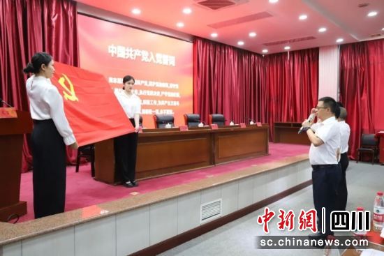 莊嚴(yán)宣誓。沈江川 攝 莊嚴(yán)宣誓。沈江川 攝